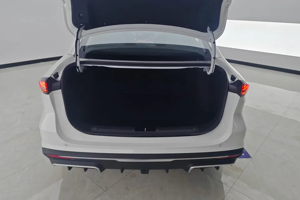 Geely Galaxy L6 1.5 EM-i DHT 140KM Long-distance Edition 2025 — миниатюра 5