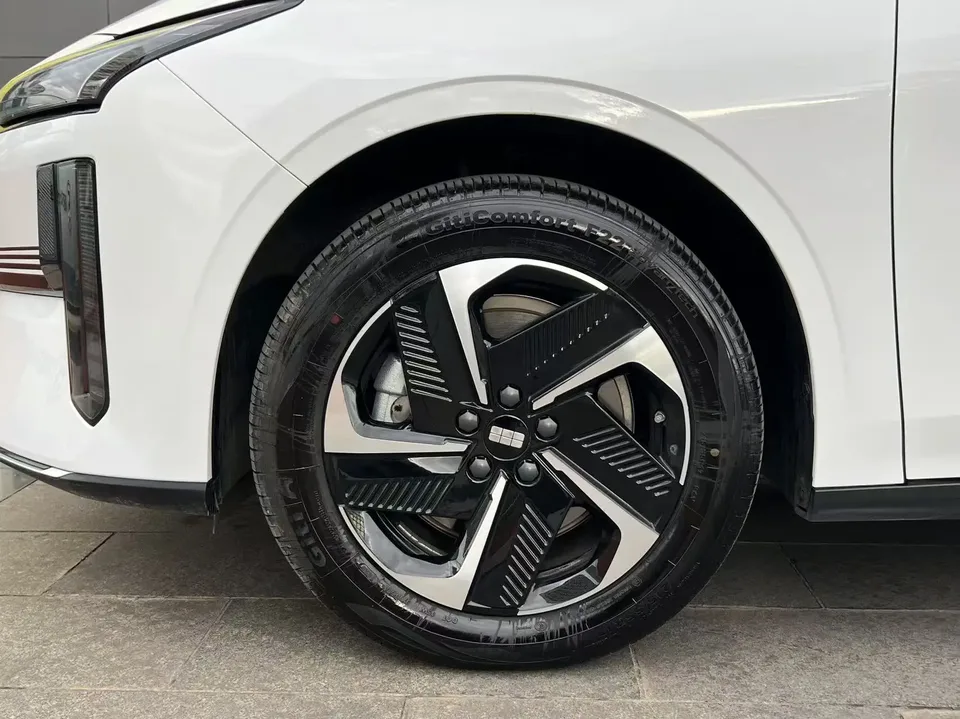 Geely Galaxy L6 1.5 EM-i DHT 140KM Exploration+ Edition 2025 — миниатюра 4