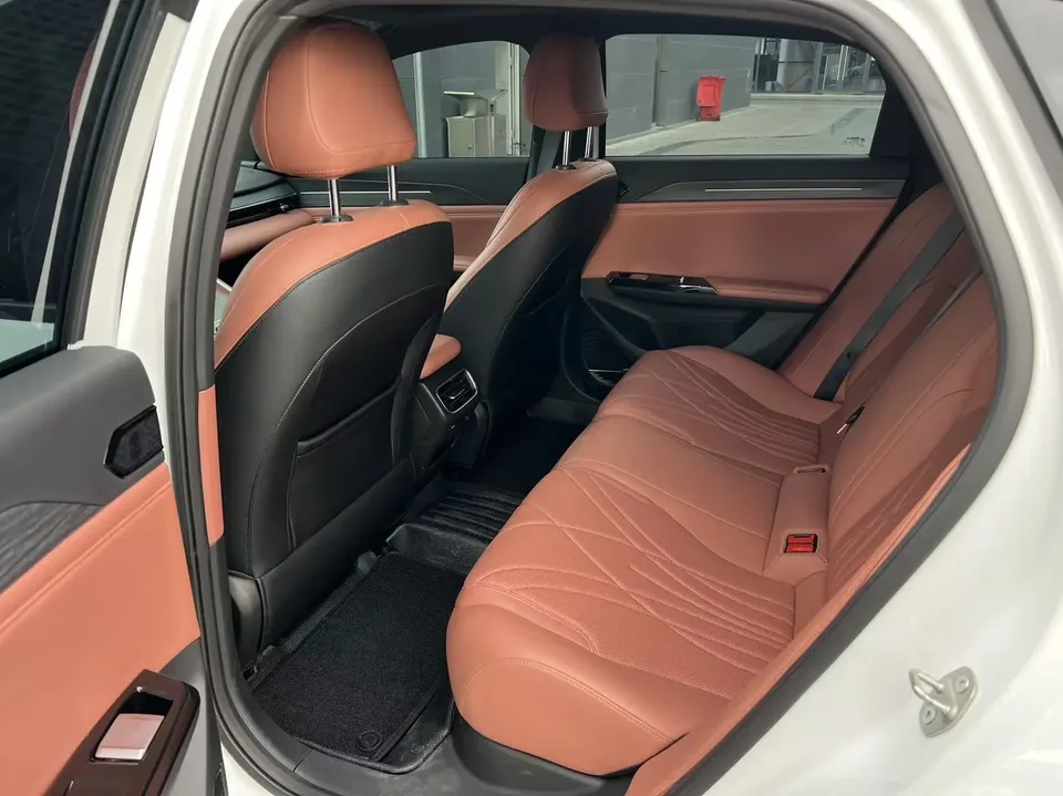 Geely Galaxy L6 1.5 EM-i DHT 140KM Exploration+ Edition 2025 — миниатюра 5