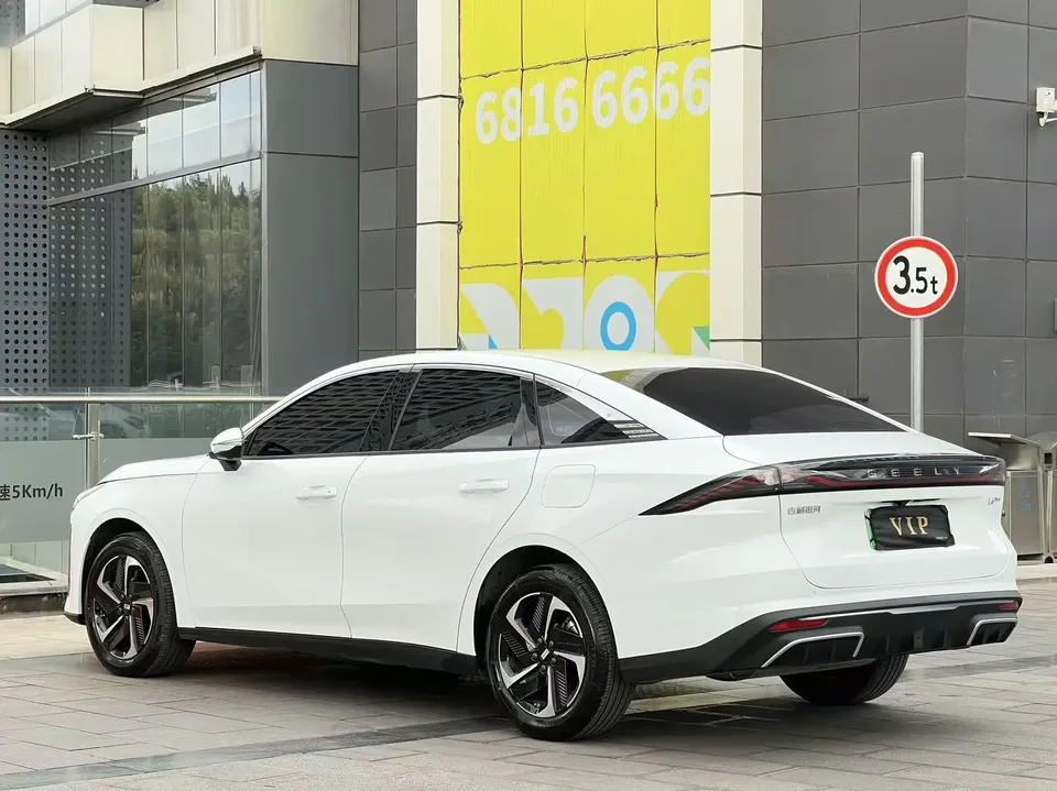 Geely Galaxy L6 1.5 EM-i DHT 140KM Exploration+ Edition 2025 — миниатюра 2