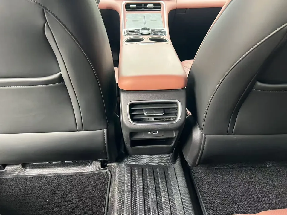 Geely Galaxy L6 1.5 EM-i DHT 140KM Exploration+ Edition 2025 — миниатюра 3