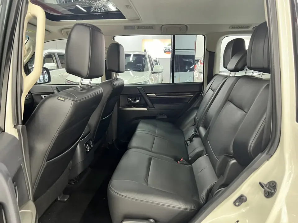 Mitsubishi Pajero 3.0L Automatic 4WD 7 Seats Parallel Import 2022 — миниатюра 5
