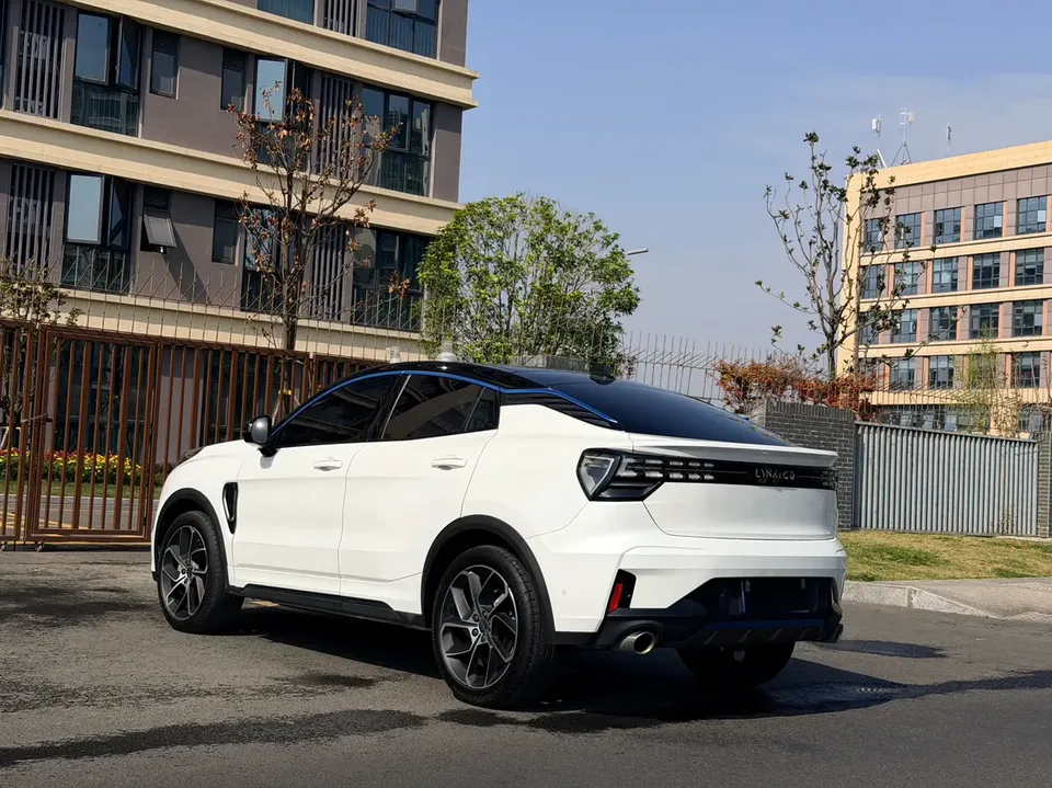 Lynk & Co 05 Lynk & Co 05 2022 2.0TD two-wheel drive 2022 — миниатюра 2