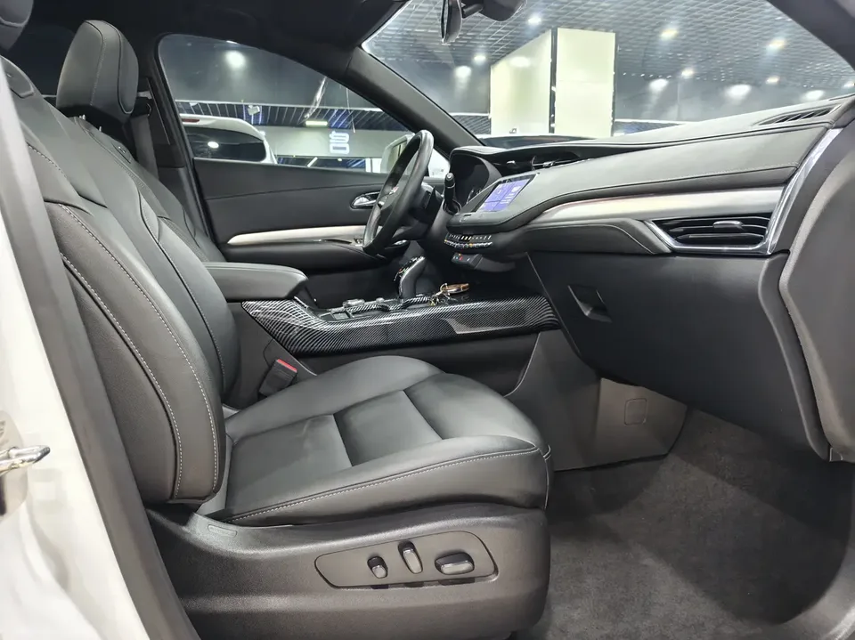 Cadillac XT4 Cadillac XT4 2021 28T two-wheel drive leading model 2022 — миниатюра 4