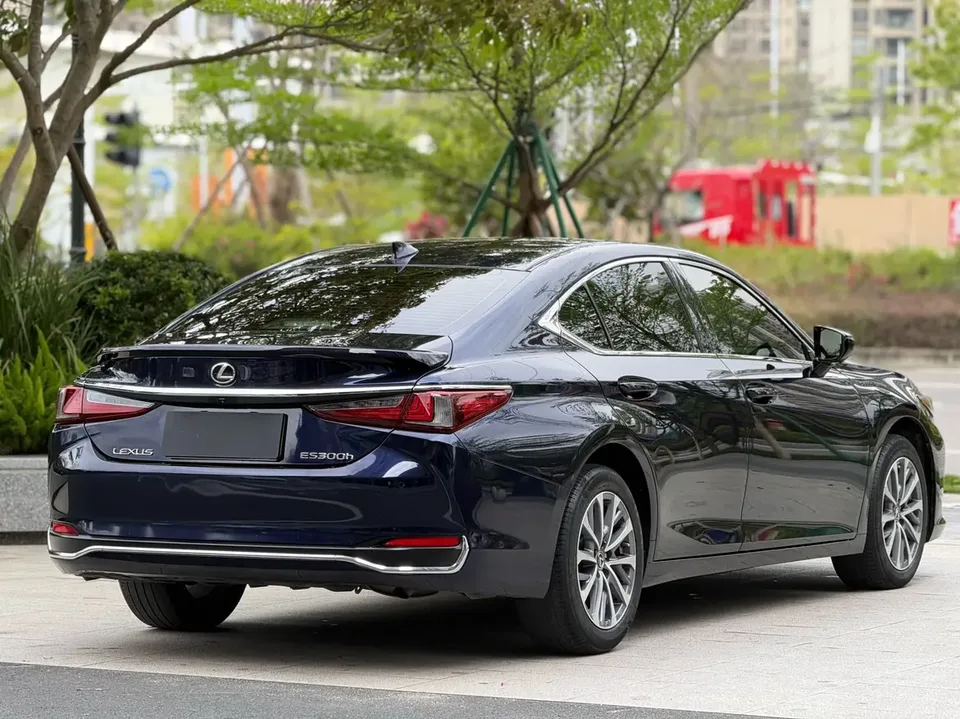 Lexus ES 200 Excellence Edition 2024 — миниатюра 2