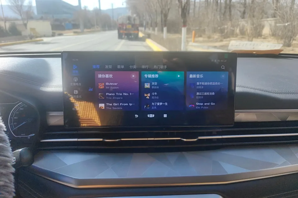 Geely Vision X6 PRO 1.4T Automatic Premium Edition 2023 — миниатюра 3