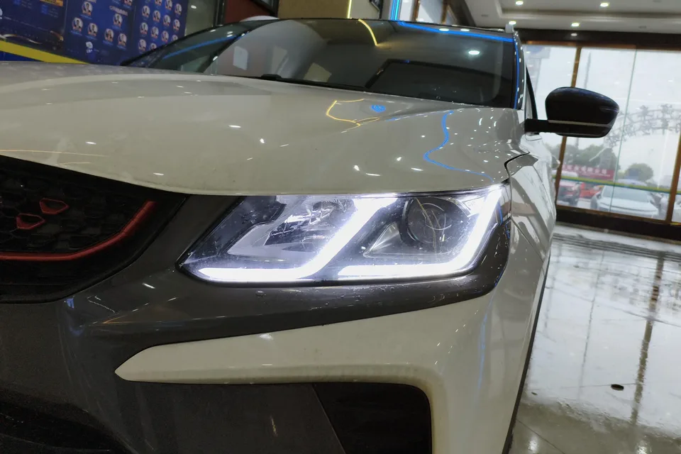 Geely Coolray SX11 240T DCT Diamond Edition 2022 — миниатюра 2