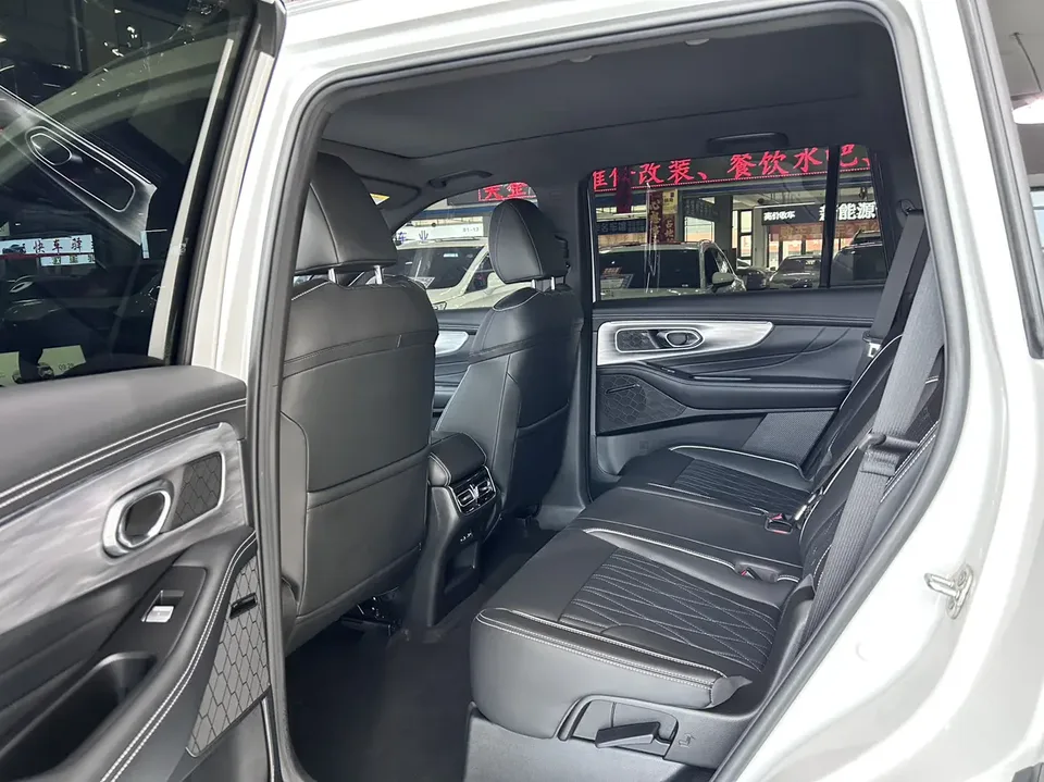 GAC Trumpchi GS8 Trumpchi GS8 2025 Pilot Series 2.0TGDI 2WD 5-seater Luxury Edition 2025 — миниатюра 5
