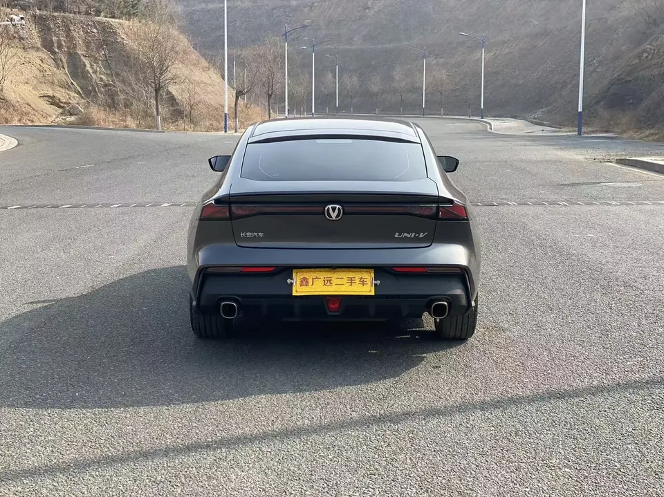 Changan UNI-V 1.5T exclusive model 2023 — миниатюра 2