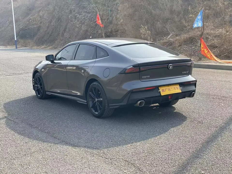 Changan UNI-V 1.5T exclusive model 2023 — миниатюра 4