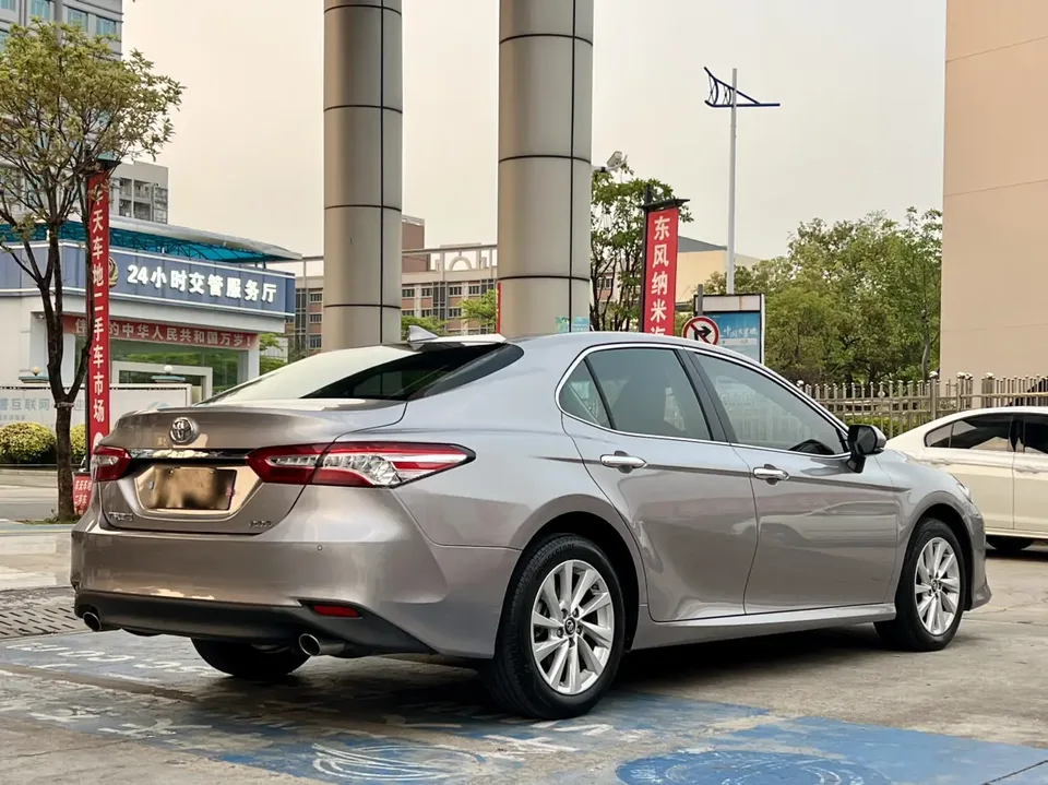 Toyota Camry 2.0G Deluxe Edition 2022 — миниатюра 3