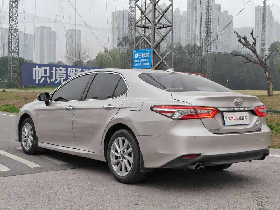 Toyota Camry 2.0G Deluxe Edition 2022 — миниатюра 2