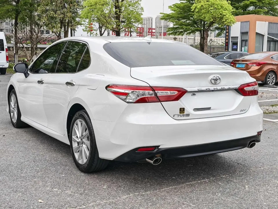 Toyota Camry 2.0G Deluxe Edition 2022 — миниатюра 2