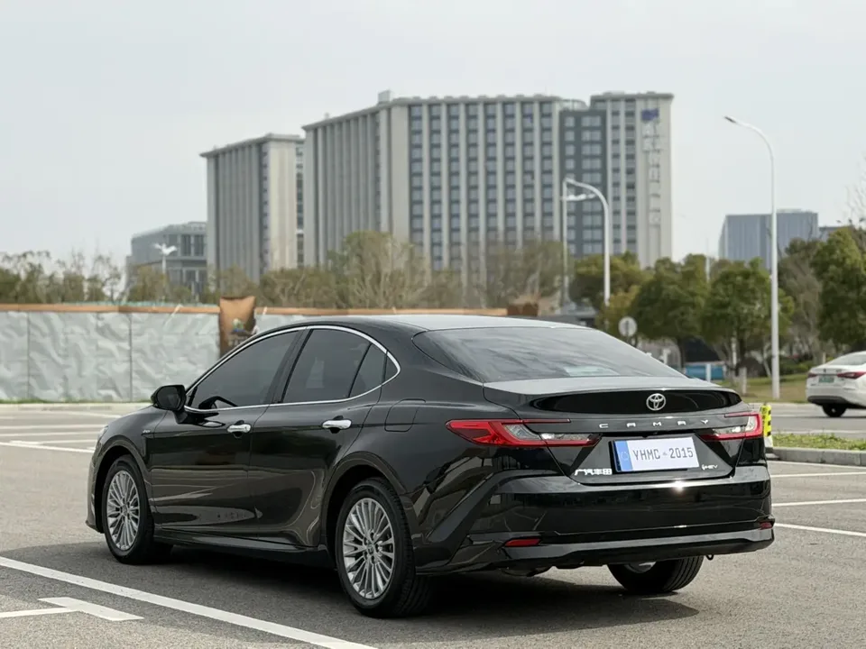 Toyota Camry Hybrid 2.0HGVP Luxury Edition 2024 — миниатюра 2