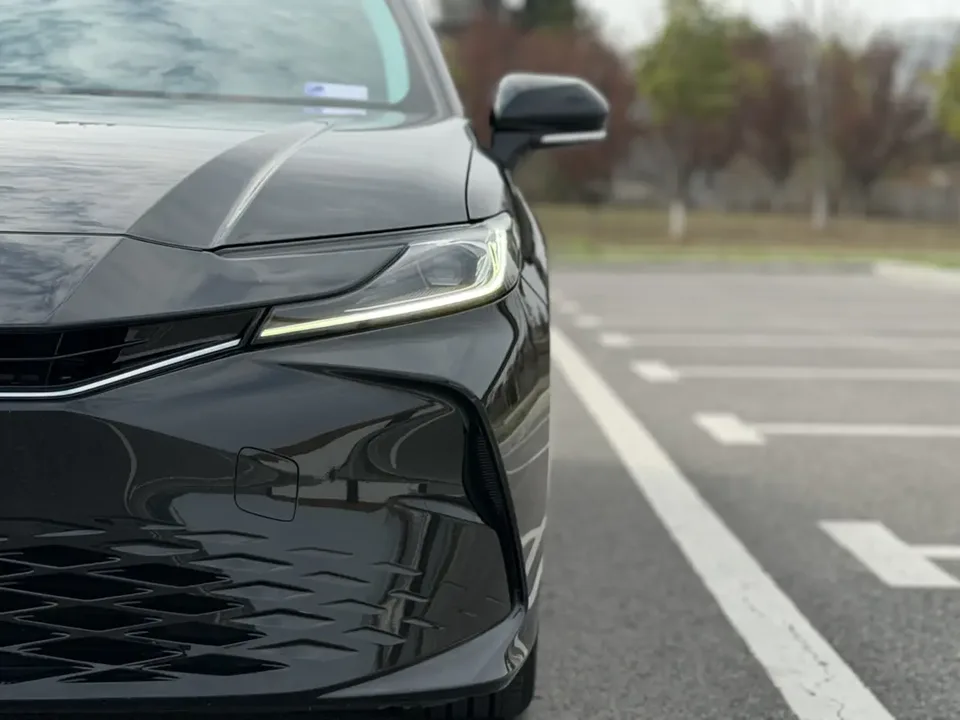 Toyota Camry Hybrid 2.0HGVP Luxury Edition 2024 — миниатюра 3