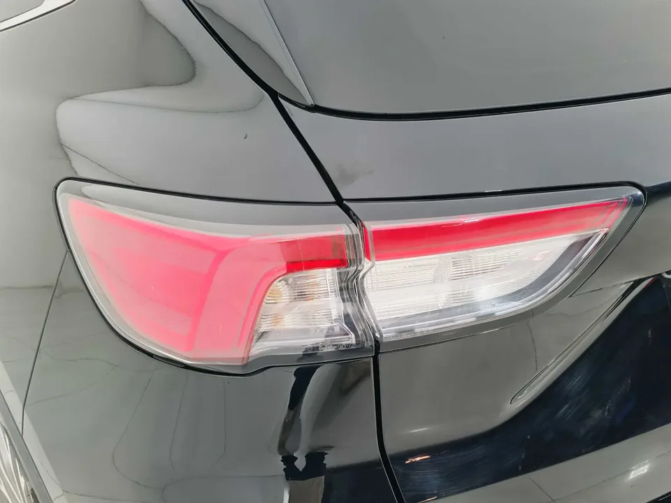 Ford Escape EcoBoost 245 2WD Premium Edition 2023 — миниатюра 4