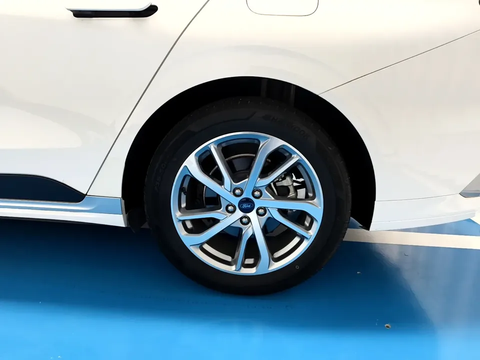 Ford Mondeo facelift EcoBoost 245 luxury model 2023 — миниатюра 3