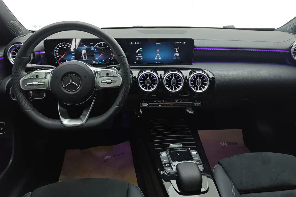 Mercedes-Benz Mercedes Benz A Class second facelift A 200 L sports sedan fashion version 2023 — миниатюра 4