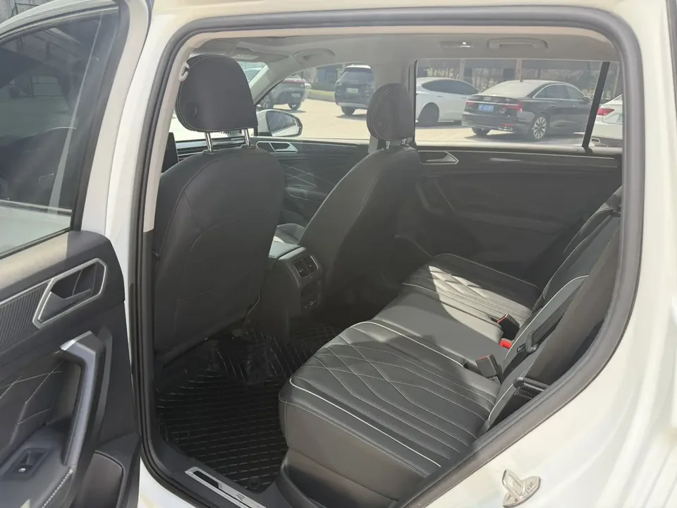 Volkswagen Tiguan L facelift 330TSI 2WD R-Line Enjoy Edition 2023 — миниатюра 3