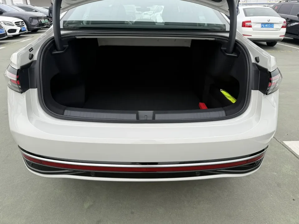 Volkswagen Passat Pro 300TSI Dragon Edition 2026 — миниатюра 4