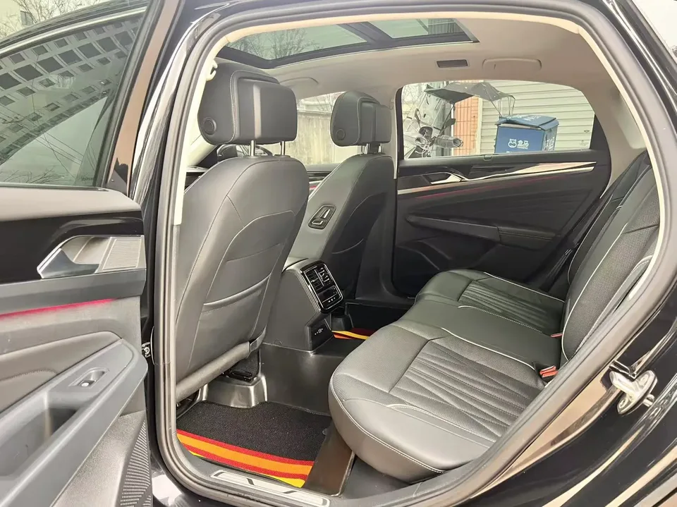 Volkswagen Passat facelift 330TSI Starry Sky Deluxe Edition 2023 — миниатюра 3