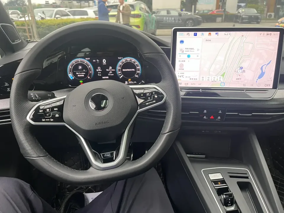 Volkswagen Golf facelift 300TSI R-Line 2025 — миниатюра 3