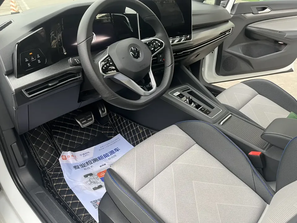 Volkswagen Golf facelift 300TSI R-Line 2025 — миниатюра 4