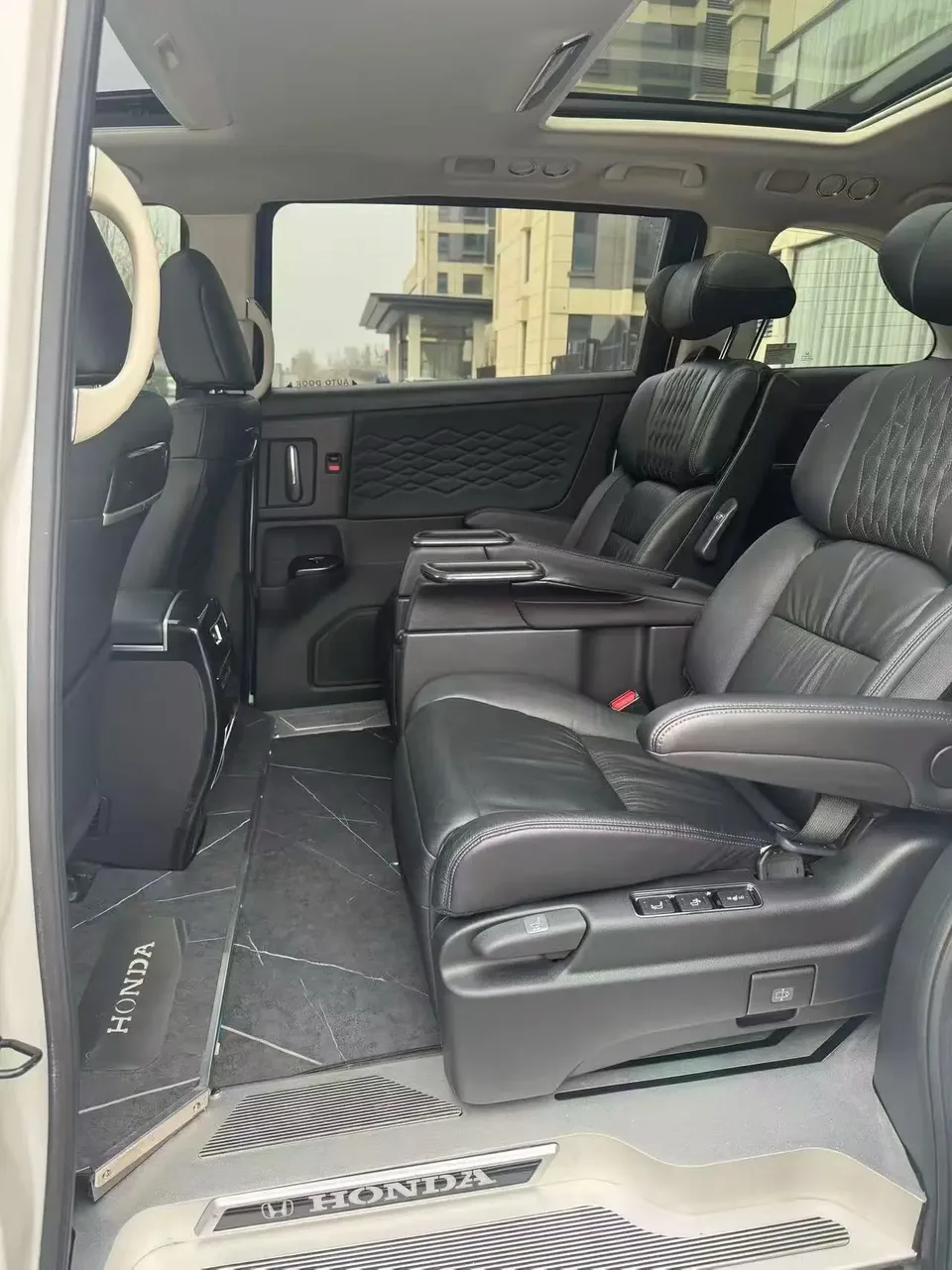 Honda Elysion Alison 2022 Alison 2022 2.0L hybrid luxury version 2023 — thumbnail 3
