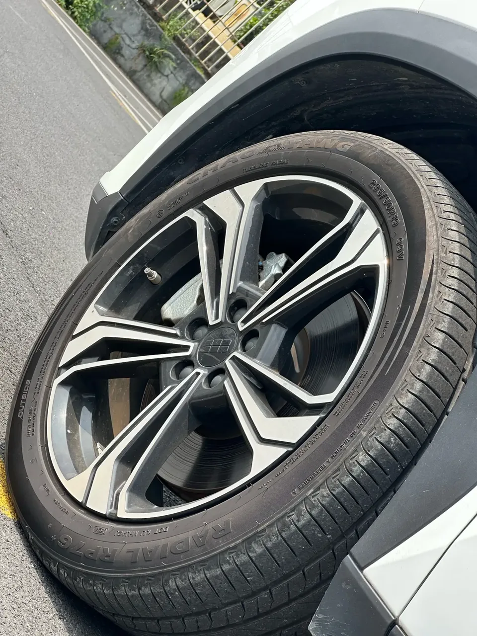 Geely Galaxy L7 1.5T DHT 115km PLUS Longteng Edition 2024 — миниатюра 2