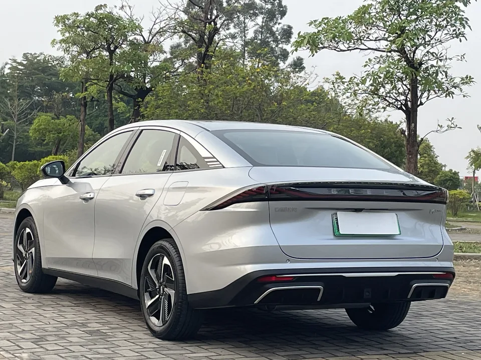 Geely Galaxy L6 Galaxy L6 2025 1.5 EM-i DHT 140KM Starship Edition 2025 — thumbnail 4