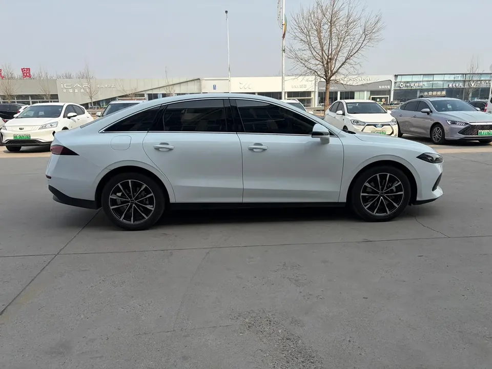 Roewe D7 DMH Roewe D7 DMH 2025 125 World Champion Edition 2025 — миниатюра 4