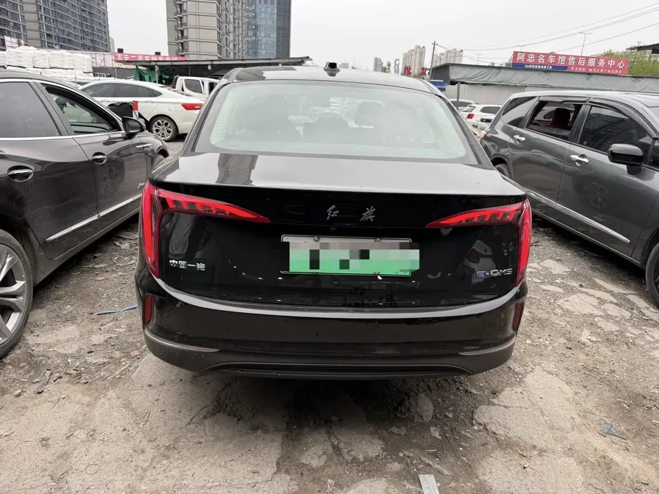 Hongqi E-QM5 charging 431km enjoyment version 5 seats 2022 — миниатюра 2