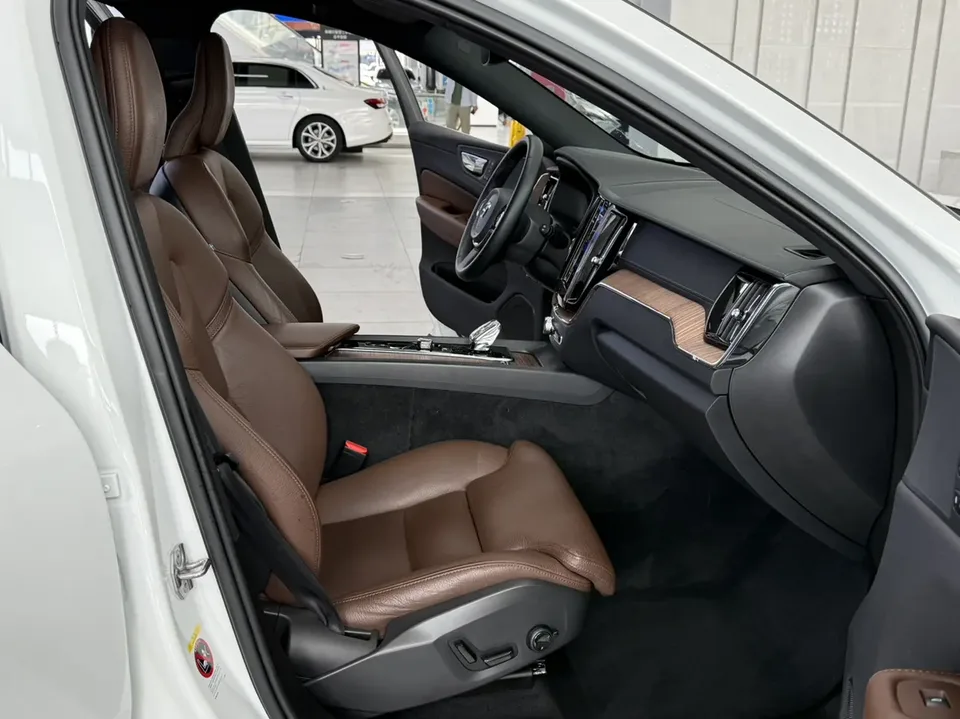 Volvo XC60 Volvo XC60 2023 B5 4WD Zhiyuan Deluxe Edition 2022 — thumbnail 4
