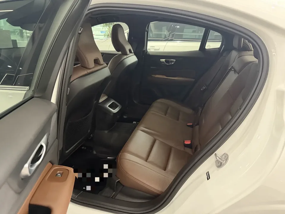 Volvo S60 Volvo S60 2023 B4 Zhiyi Luxury Edition 2022 — миниатюра 3