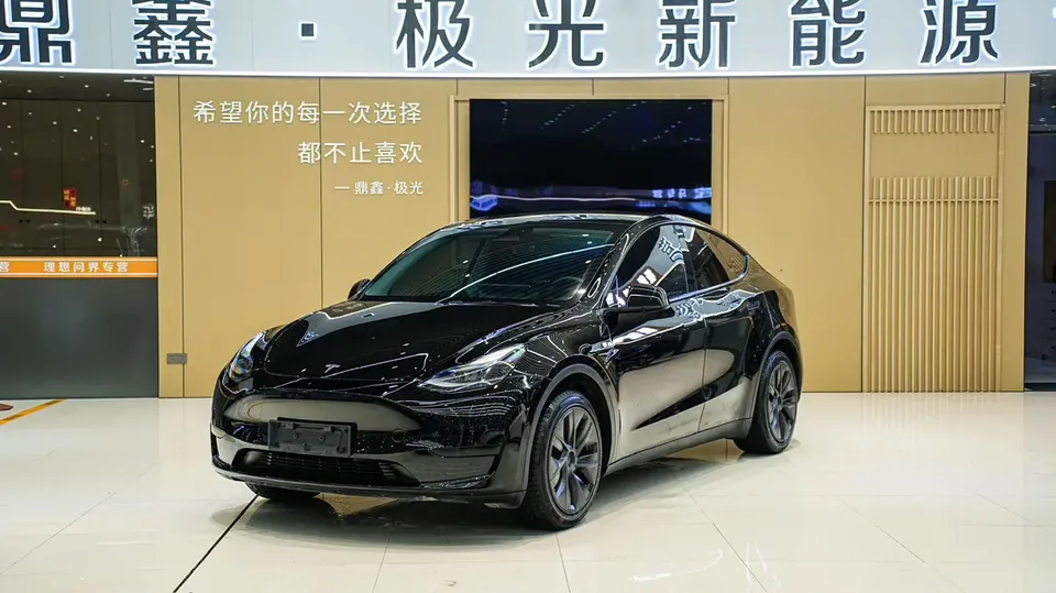Tesla Model Y 2024
