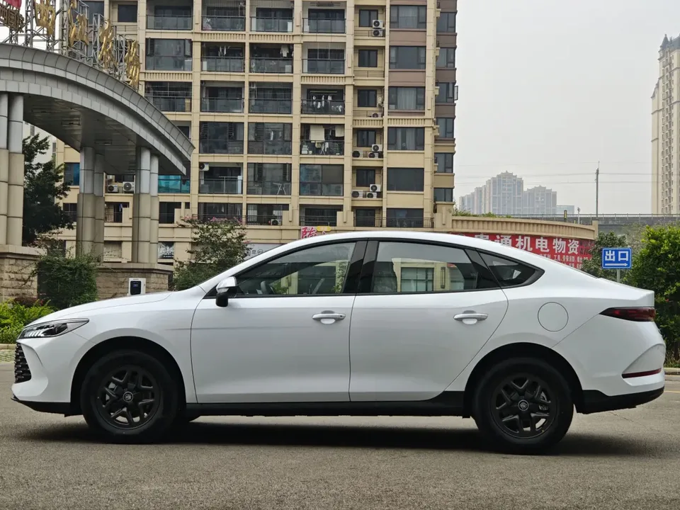 BYD Qin PLUS DM Intelligent Driving Edition DM-i 128KM Progressive Edition 2026 — миниатюра 4