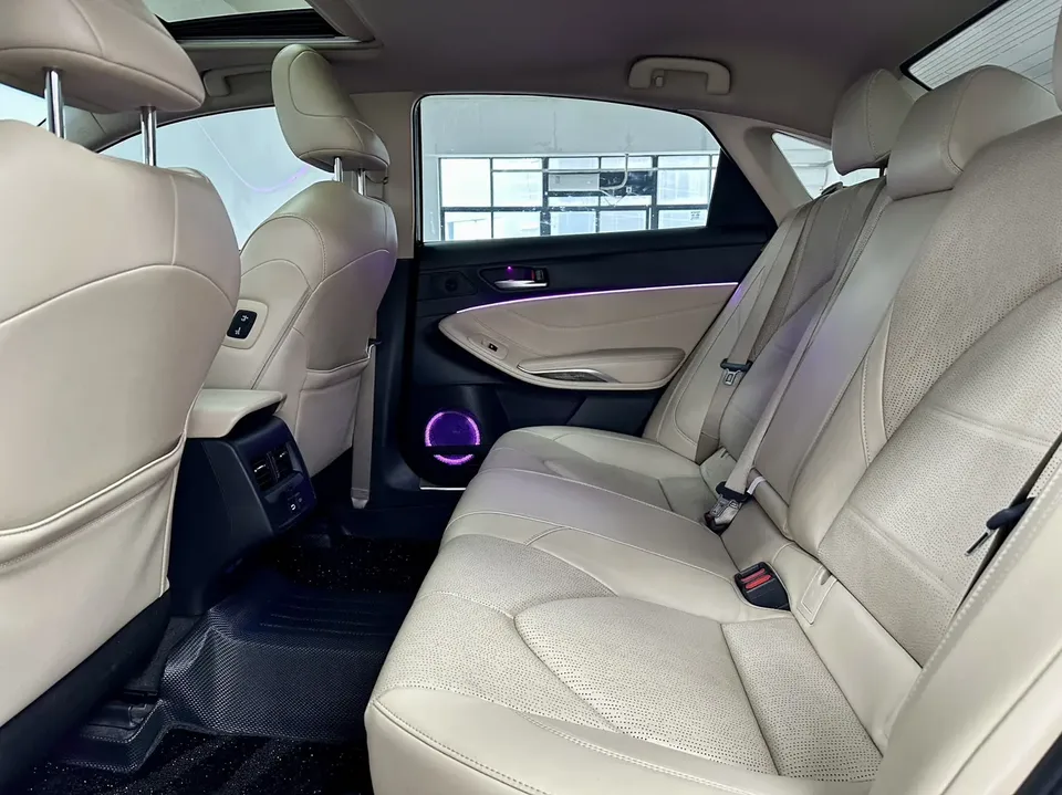 Toyota Avalon 2.0L Deluxe Edition 2023 — миниатюра 3