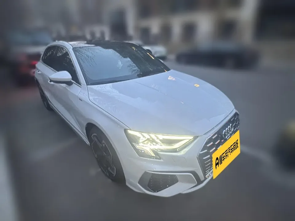 Audi A3 facelift Sportback 35 TFSI luxury sports model 2023 — миниатюра 3