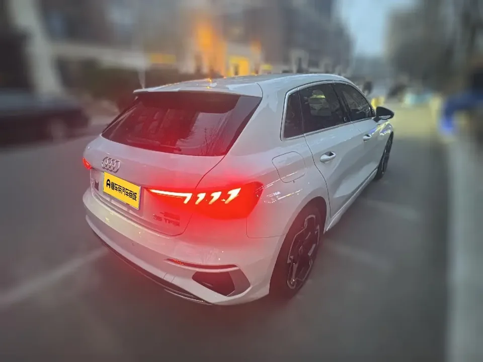 Audi A3 facelift Sportback 35 TFSI luxury sports model 2023 — миниатюра 4