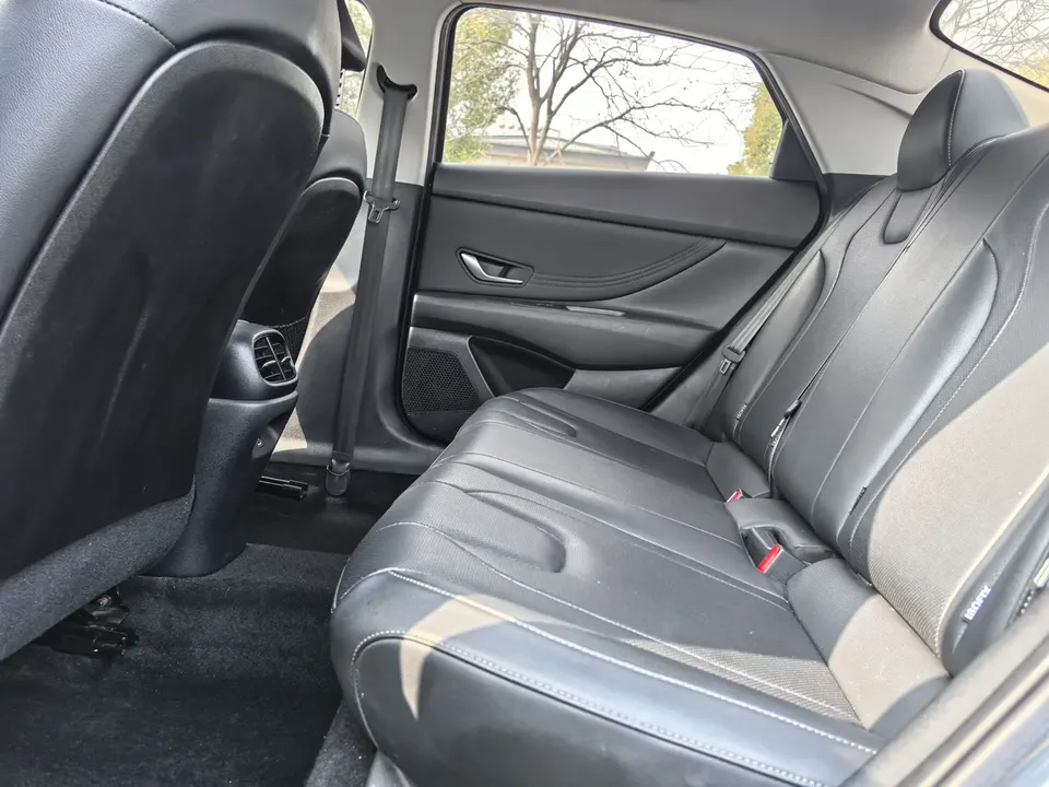 Hyundai Elantra Elantra 2021 1.5L CVT LUX Premium Edition 2022 — миниатюра 3