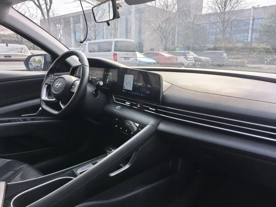 Hyundai Elantra Elantra 2021 1.5L CVT LUX Premium Edition 2022 — миниатюра 5