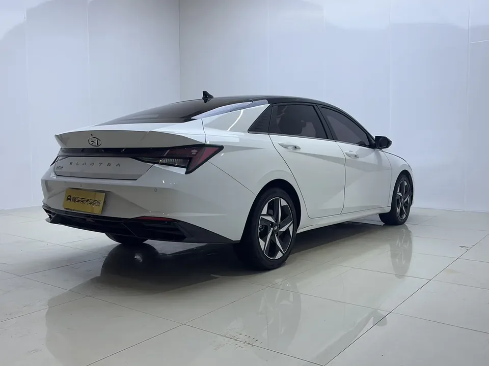 Hyundai Elantra 1.5L CVT LUX Premium Edition 2023 — миниатюра 2