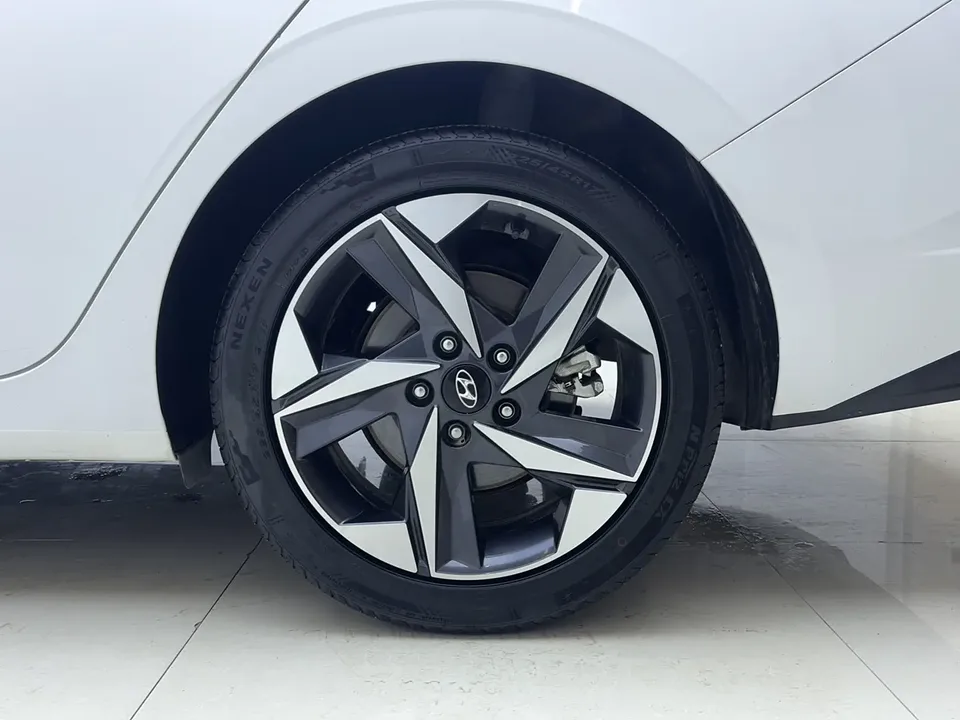 Hyundai Elantra 1.5L CVT LUX Premium Edition 2023 — миниатюра 3