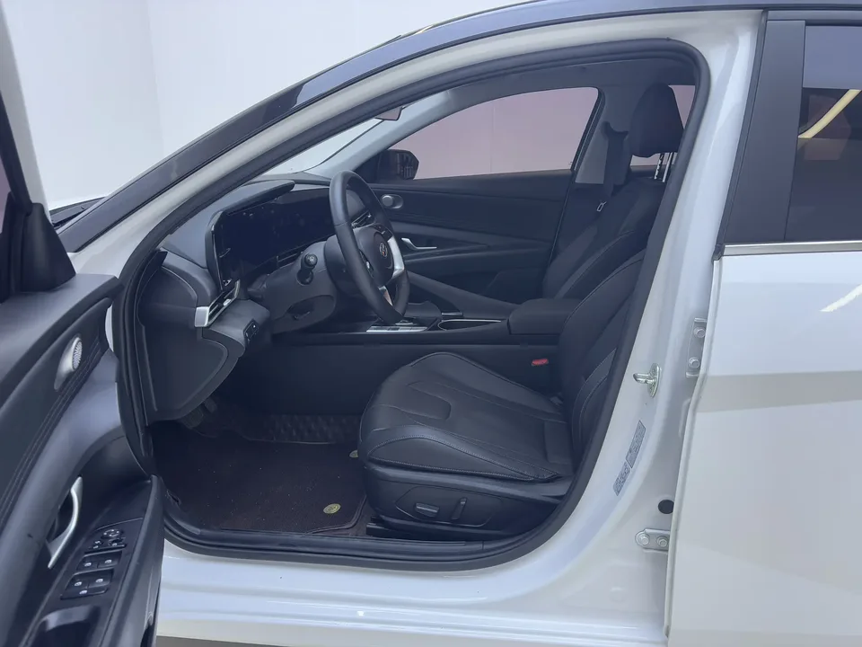 Hyundai Elantra 1.5L CVT LUX Premium Edition 2023 — миниатюра 5