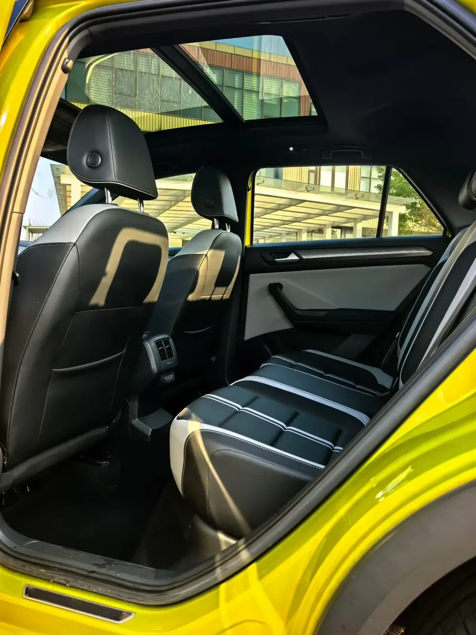 Volkswagen T-Roc 300TSI DSG Starlight Edition 2023 — миниатюра 4