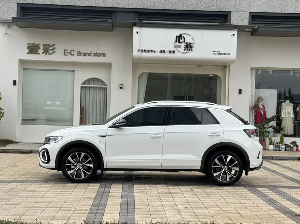 Volkswagen T-Roc 300TSI DSG Starlight Edition 2024 — миниатюра 4
