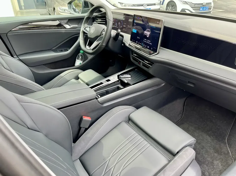 Volkswagen Magotan 300TSI Premium Edition 2025 — миниатюра 3