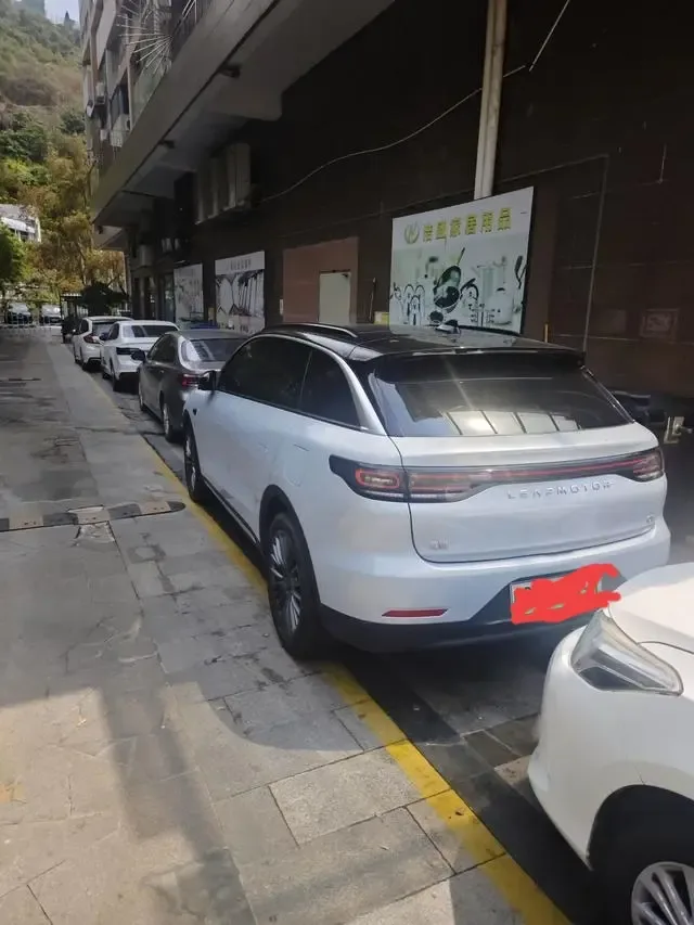 Leapmotor Zero running C11 Extended Range 300 Premium Edition 2025 — миниатюра 2