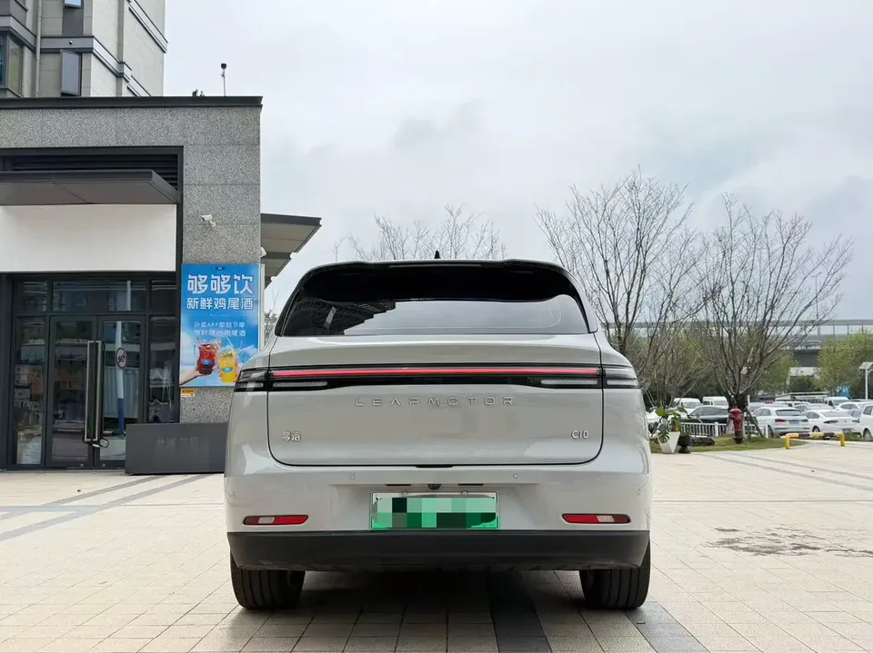 Leapmotor Zero running C10 Pure Electric 530 Smart Edition 2025 — миниатюра 4