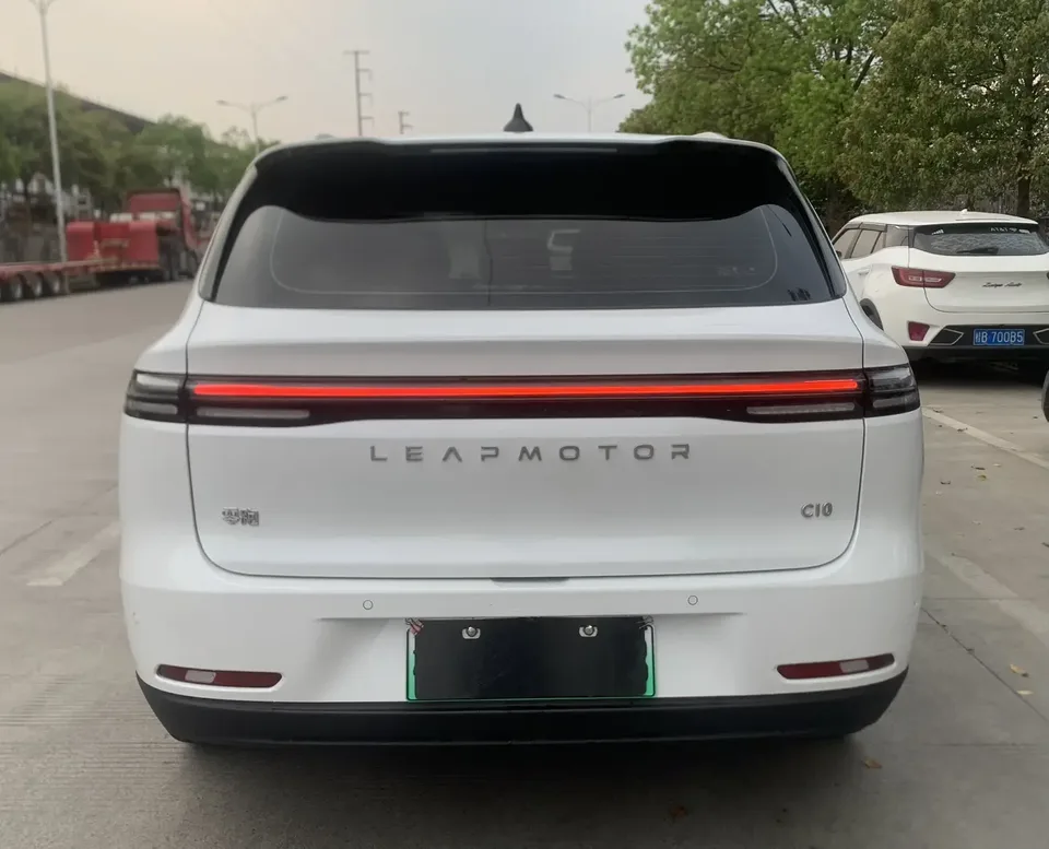 Leapmotor Zero running C10 Pure Electric 530 Comfort Edition 2025 — миниатюра 2